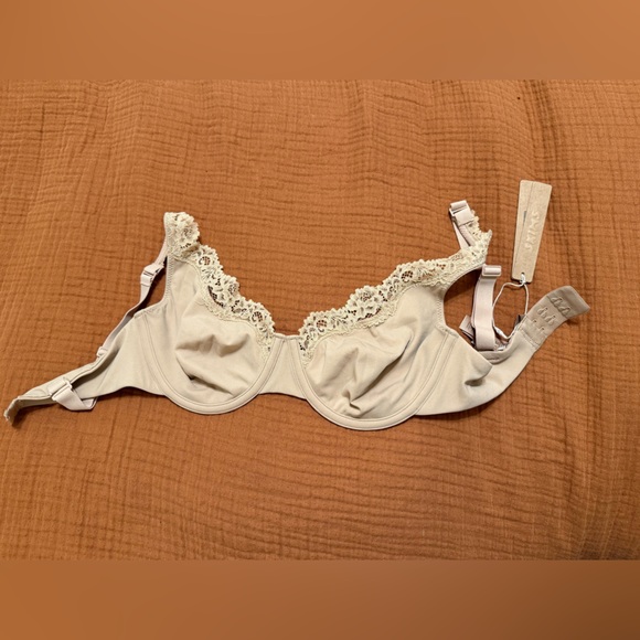 SKIMS Lace Trimmed Tan Bra - Picture 3 of 4